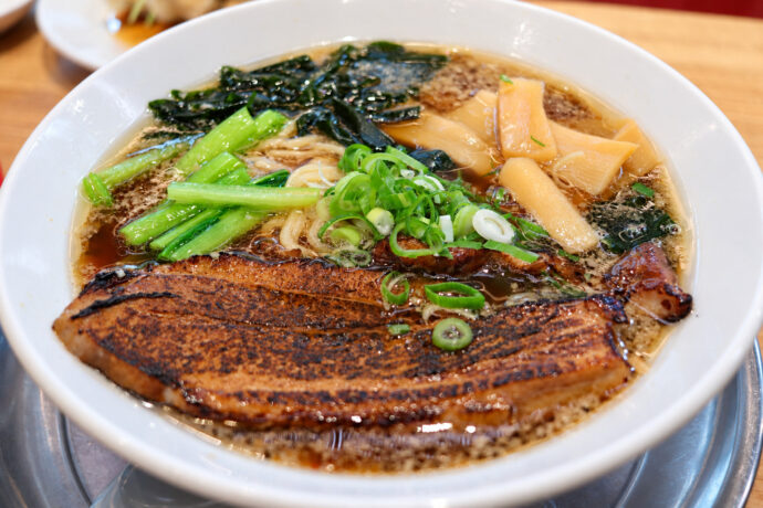 一番星の炙りチャーシュー麺。香ばしい焼き目のチャーシューをのせた一杯