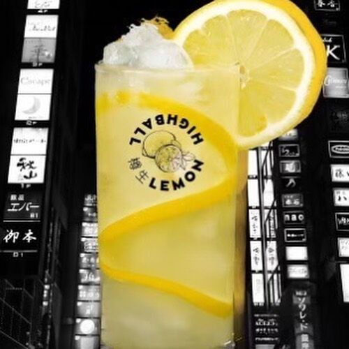 🍋🌊 G'day! Just got my hands on a beauty from Japan – the Kegged Lemon Highball. It's this ace mix of freshly squeezed lemons and shōchū, topped with a lively fizz, all served straight from the keg. Spot-on for an arvo chill or a laid-back evening session. It's like a splash of sunshine mixed with a bit of Japanese spirit, creating a refreshing, bubbly, and totally smashing drink. A true blue rare find here in Oz. You've gotta try it, mates! 🍻 
*image picture 
.
.
#LemonHighball #JapaneseInnovation #RefreshingMix #lemonChuhai